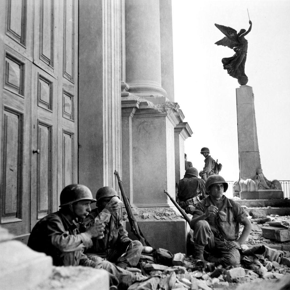 robert-capa-in-italia-troina-dopo-6-agosto-1943